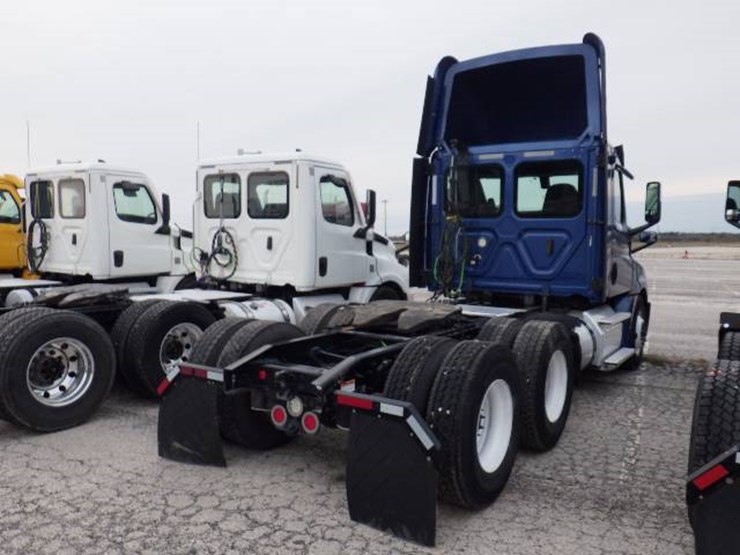 2020-freightliner-cascadia-126-image-10