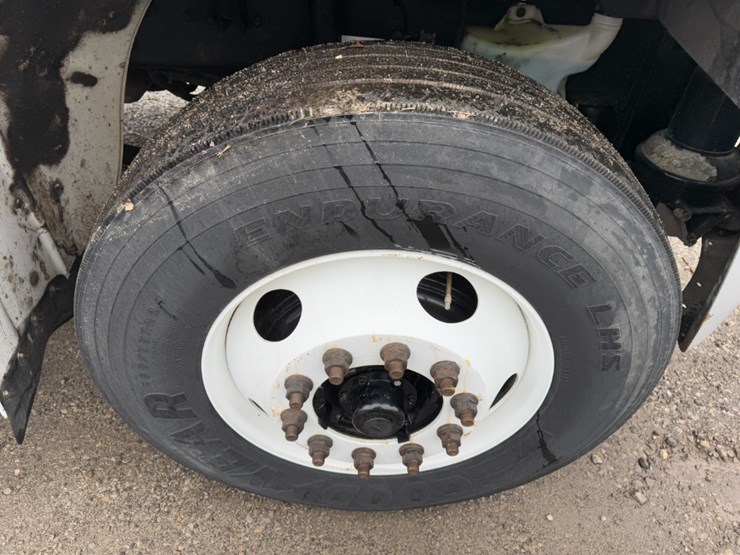 2018-freightliner-m2-106-image-8