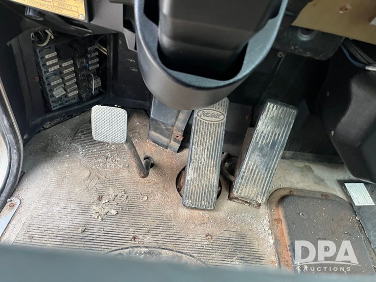 2001-peterbilt-330-image-49