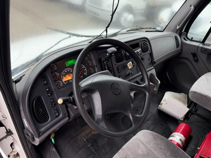 2018-freightliner-m2-106-image-17