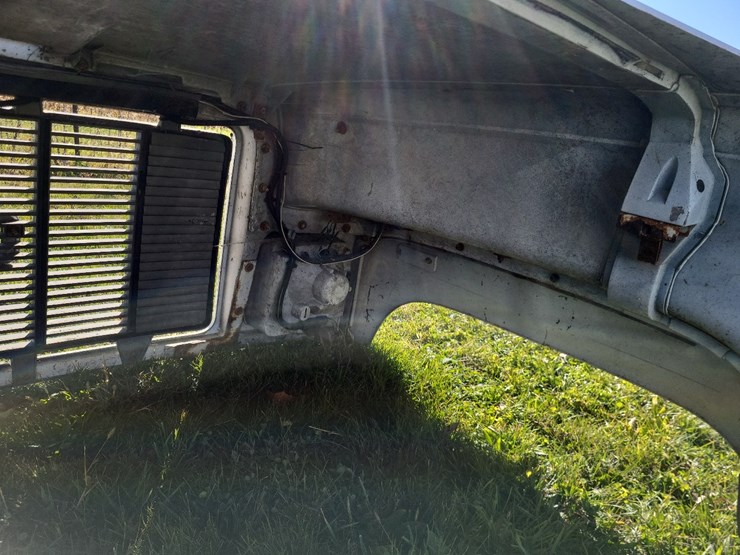 gmc-c8500-truck-hood-image-12