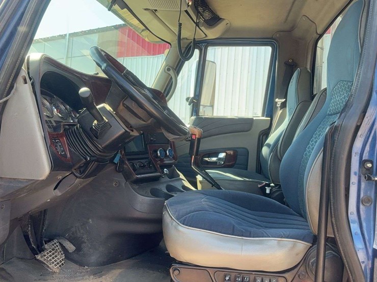 2010-international-lf517-lone-star-dump-truck-image-40