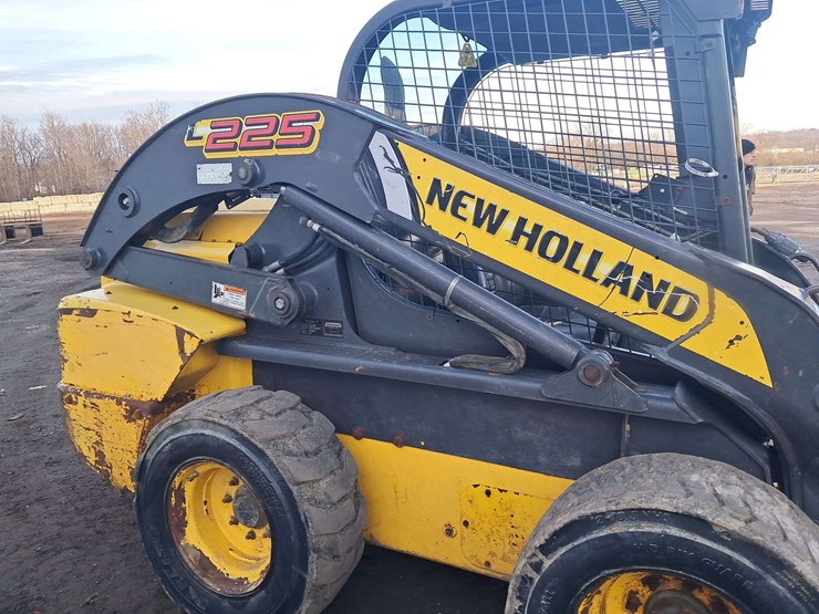 new-holland-l225-image-12