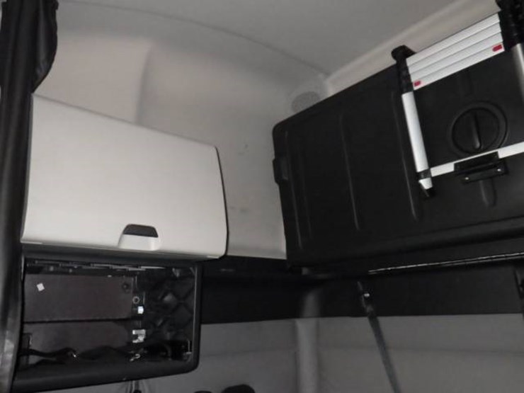 2019-freightliner-cascadia-126-image-24