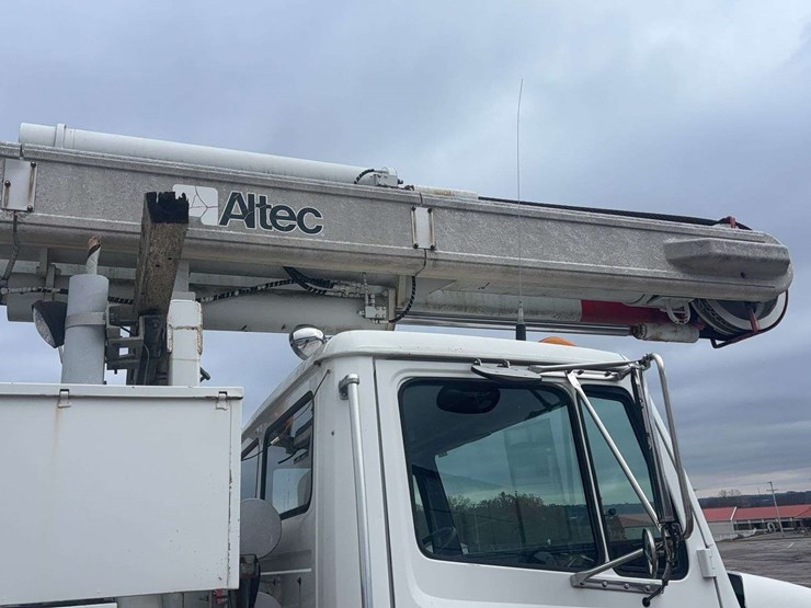 1999-freightliner-fl70-image-13