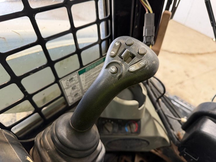 2014-bobcat-s850-image-23