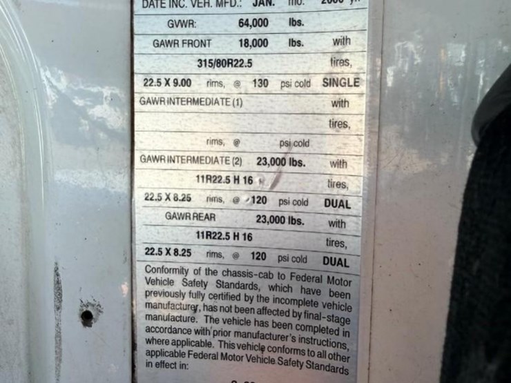 2000-volvo-wg-roll-off-truck-image-13