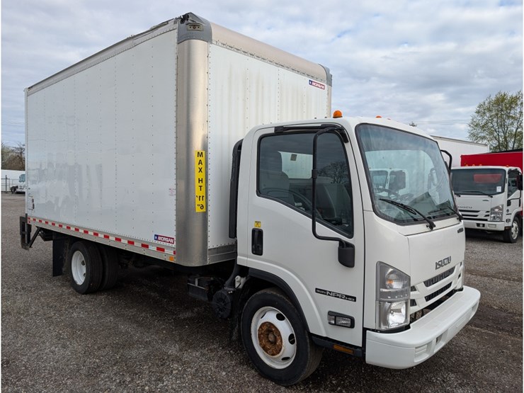 2019-isuzu-npr-image-3