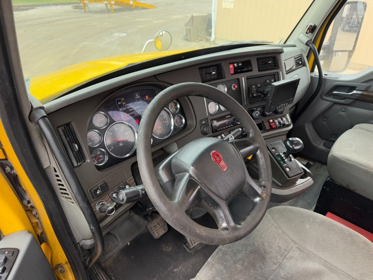 2019-kenworth-t880-image-11