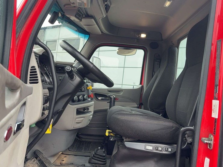 2018-peterbilt-579-image-38