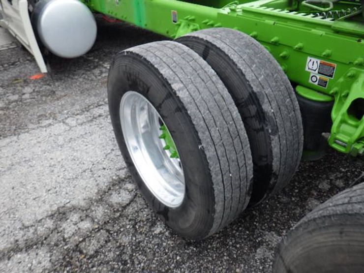 peterbilt-579-image-16