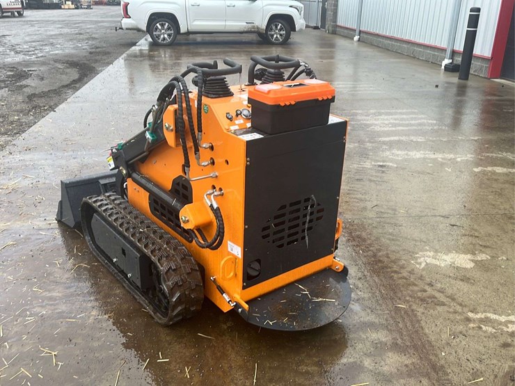 land-hero-mini-stand-on-skid-loader-image-4