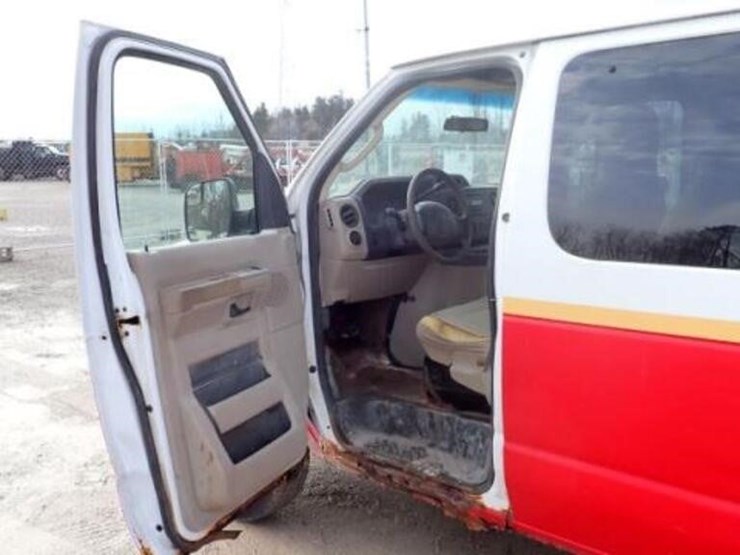 2010-ford-e350-xlt-image-19