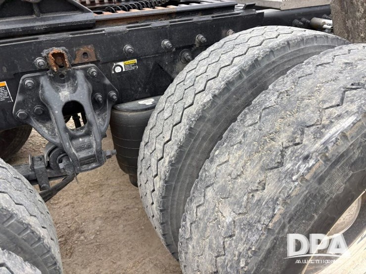 peterbilt-579-image-34