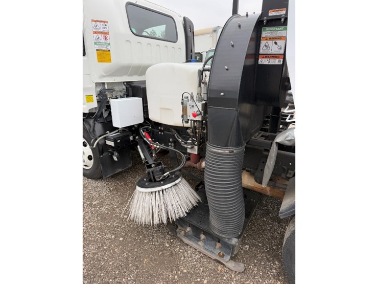 2023-isuzu-npr-image-9