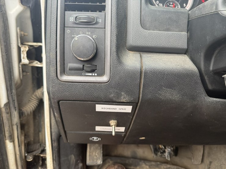 #1840-•-2013-ram-5500-4x4-service-truck-image-37