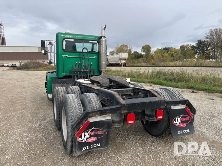 peterbilt-385-image-14