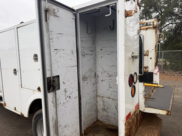 #1830-•-2015-ram-5500-4x4-service-truck-image-20