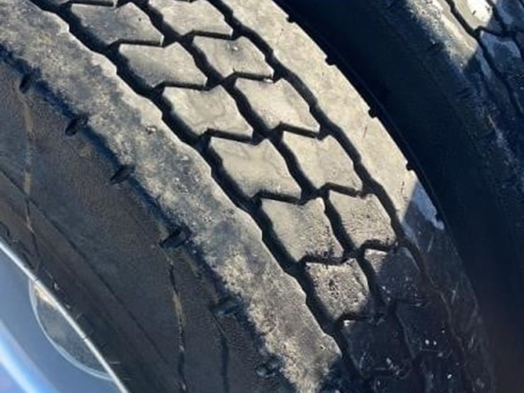 2019-peterbilt-567-image-10