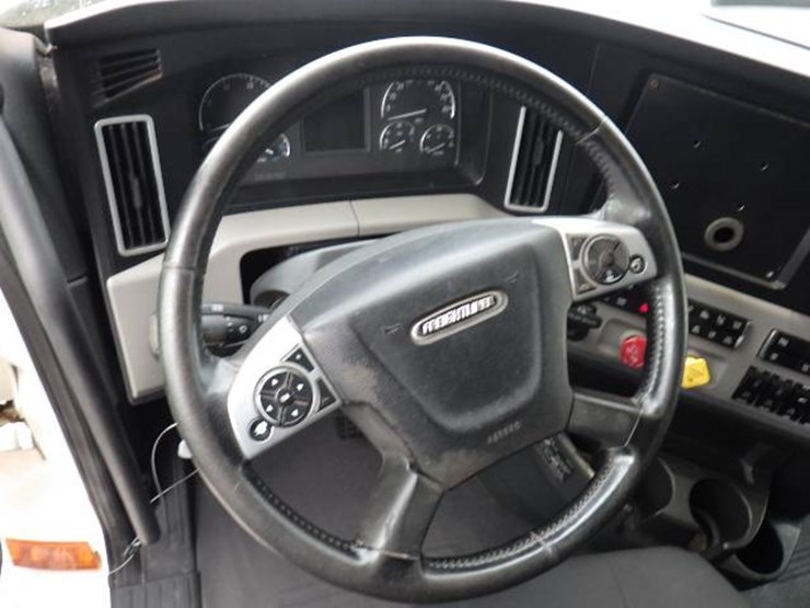 freightliner-cascadia-126-image-18