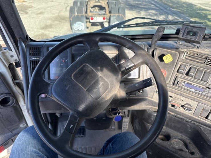 #1994-•-1999-volvo-day-cab-truck-tractor-image-49