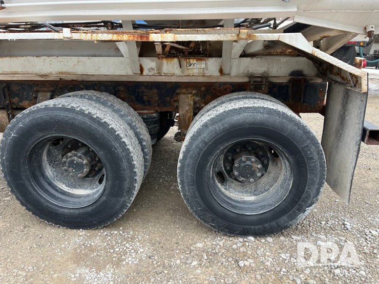 2001-peterbilt-330-image-36