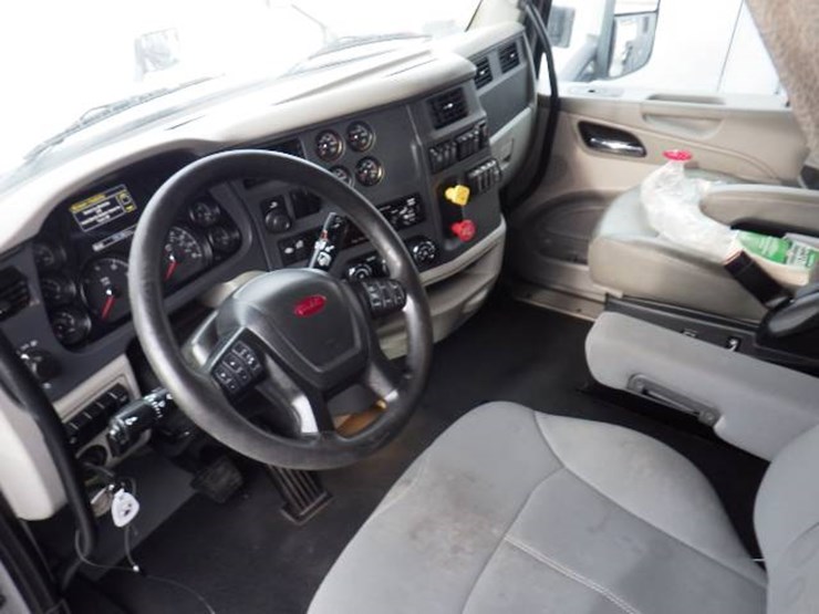 peterbilt-579-image-21