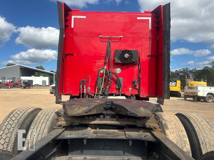 2016-peterbilt-579-image-11