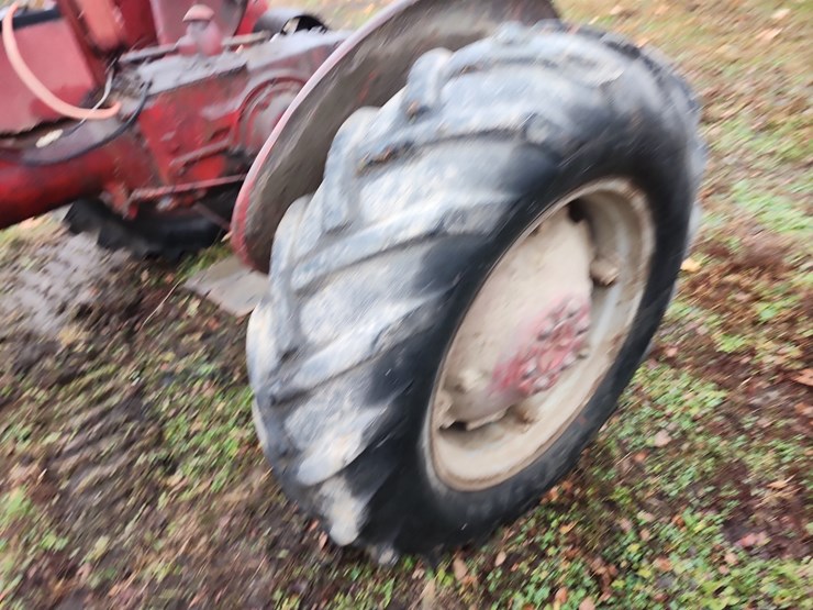 farmall-b-gas-tractor-image-3