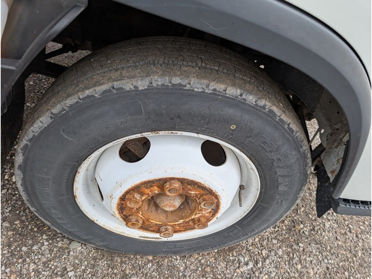 2019-isuzu-npr-image-5