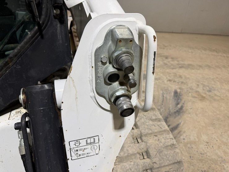 2022-bobcat-t740-image-11