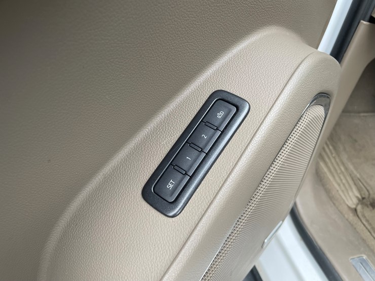 2019-chevrolet-suburban-image-29