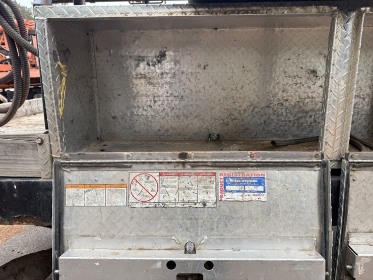 2011-ford-f550-image-24