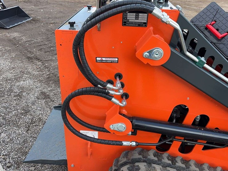 landhero-mini-stand-on-skid-loader-image-10