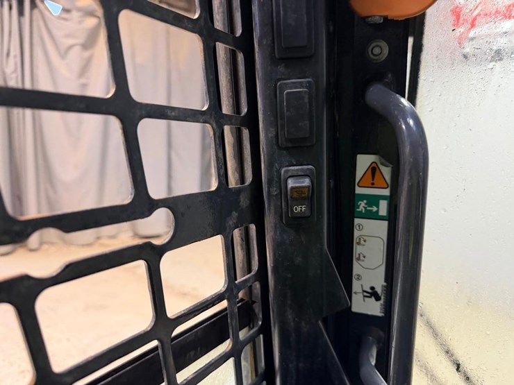 2022-bobcat-t740-image-25