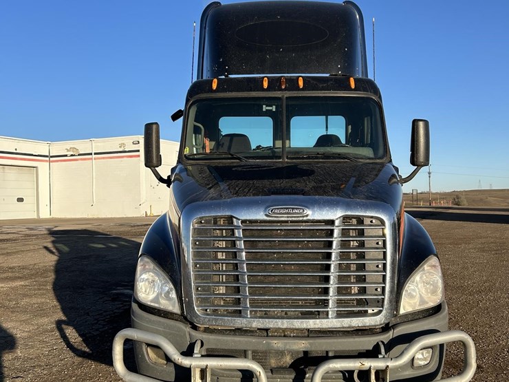 2012-freightliner-cascadia-125-image-2