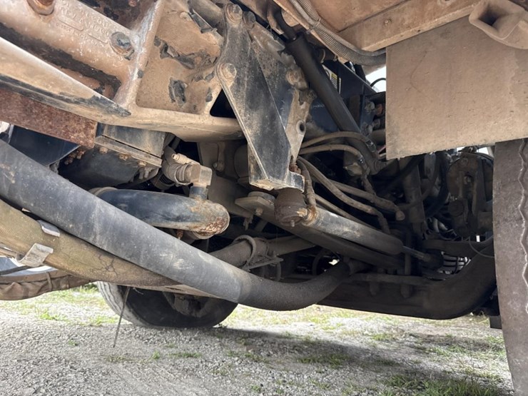 2005-peterbilt-320-image-43