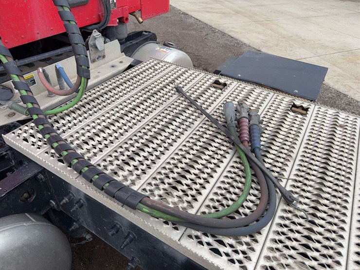 2019-peterbilt-579-image-25