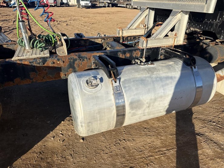 2008-peterbilt-388-image-34