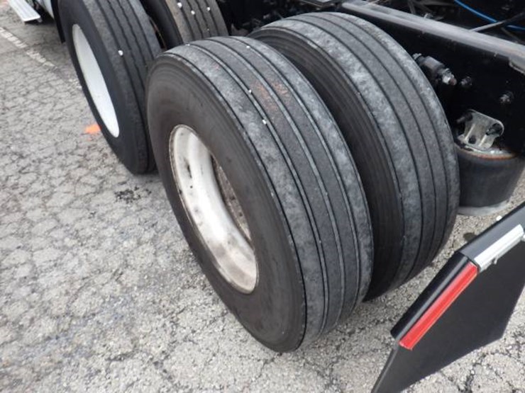 2020-freightliner-cascadia-126-image-13