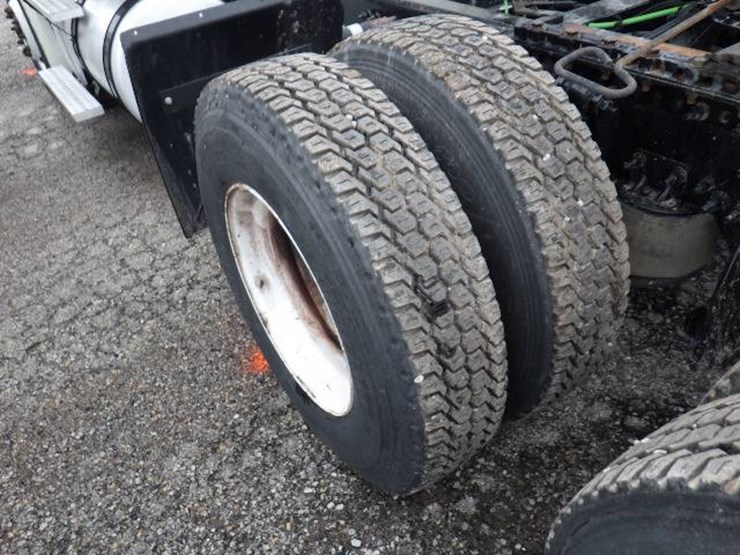 2018-freightliner-cascadia-126-image-16