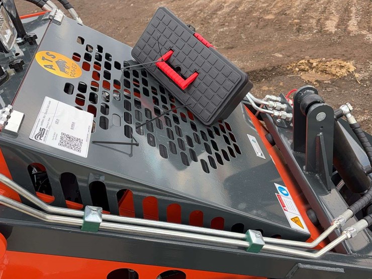 landhero-mini-stand-on-skid-loader-image-16