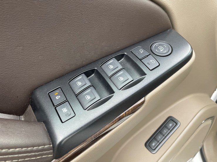 2019-chevrolet-suburban-image-28