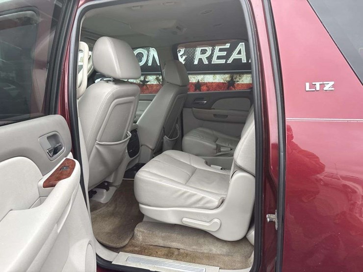 2008-chevrolet-suburban-image-13