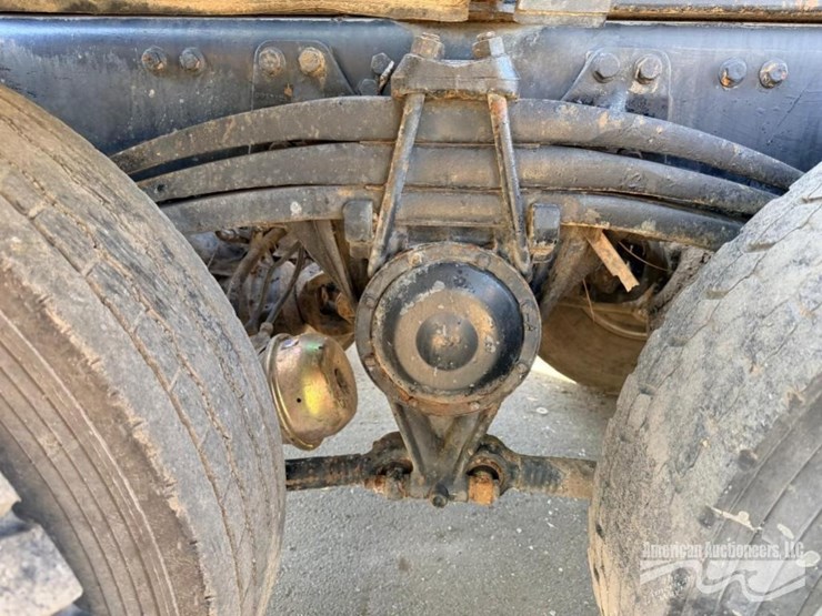 2000-volvo-wg-roll-off-truck-image-15