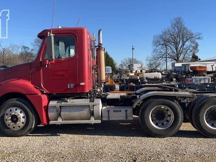 2004-freightliner-columbia-120-image-2