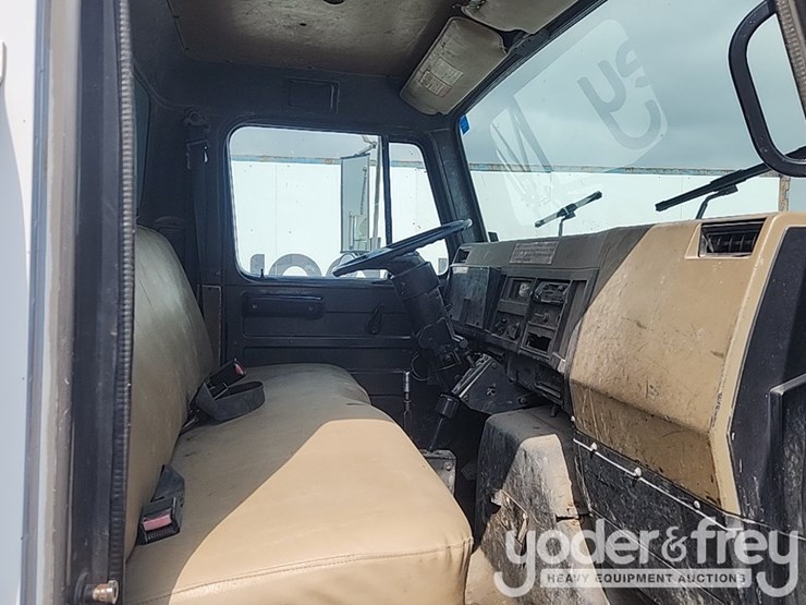 international-4700-image-16