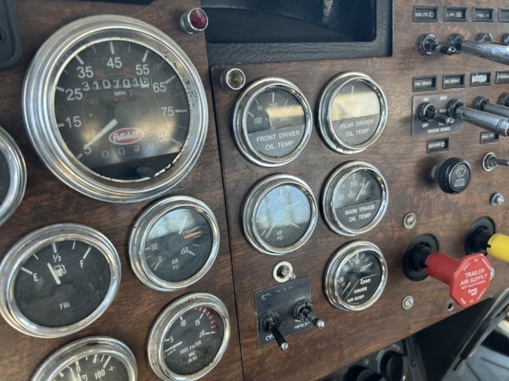 1997-peterbilt-567-image-27
