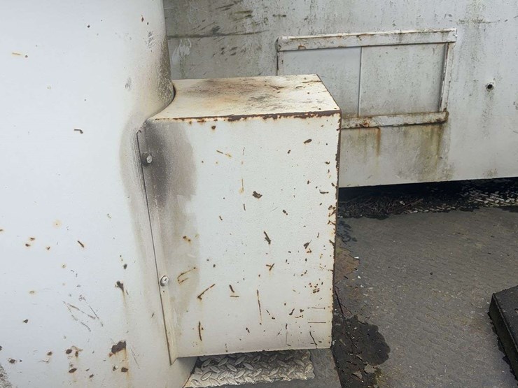 1999-freightliner-fl70-image-17