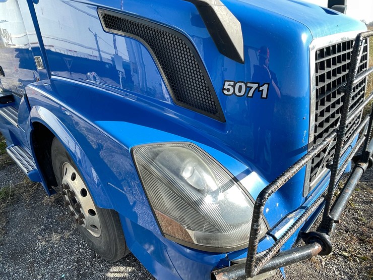 #202-•-2015-volvo-semi-tractor-(has-wi-title)-(denmark,-wi)-image-9